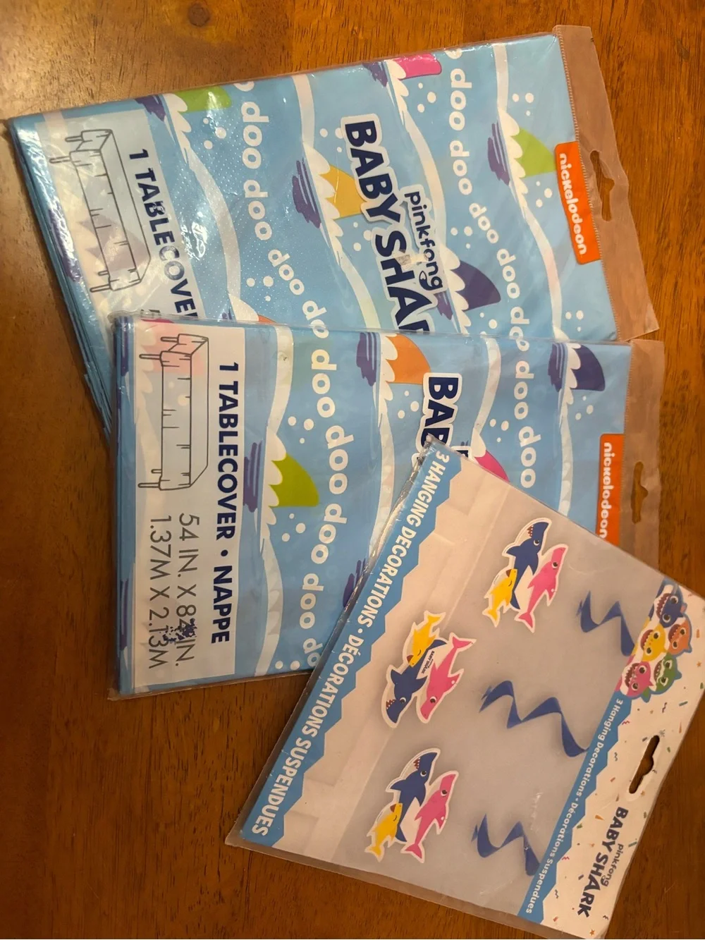 Nickelodeon Baby Shark Blue Tablecover & Hanging Shark Decorations